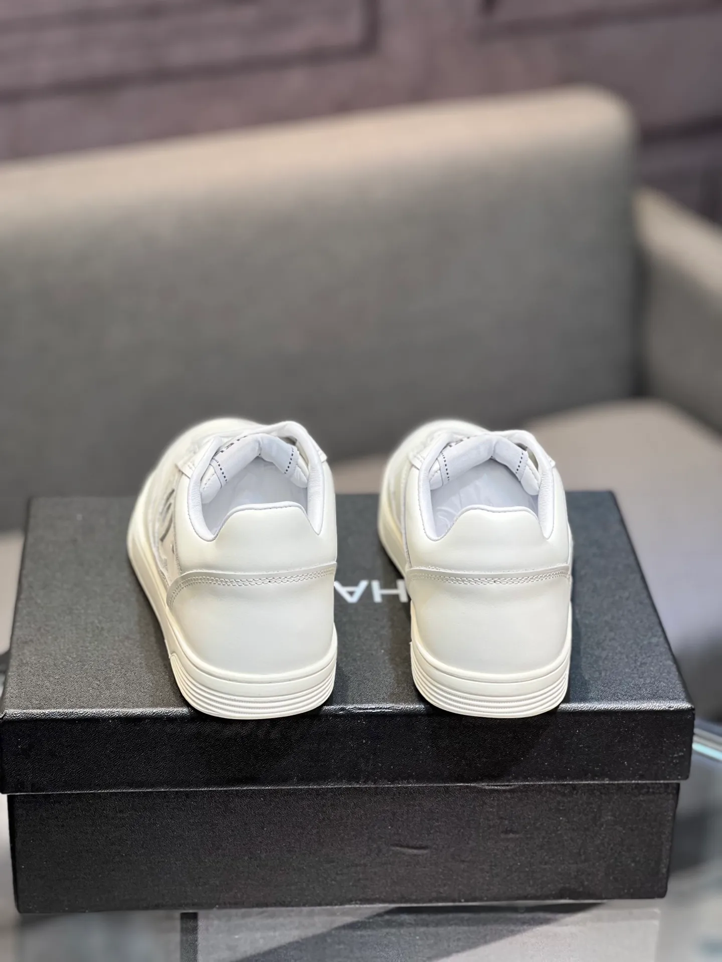 Men's men's shoes 💰620 Exclusive real shot (top version) CHANEL Chanel's new panda sneakers Panda shoes Chanel 2025ss color matching thick-soled casual sports shoes sneakers Counter synchronization The counter is very popular Very difficult to buy a shoe The most popular thick-soled panda shoes on the Internet It is obvious that Xiaoxiang control cannot miss it Simple and versatile white shoes that have both good looks and comfort Thick sole increases height, is super versatile and can be worn with eyes closed😍 Whoever wears it will look better. Upper: calfskin. Lining: imported sheepskin lining. Outsole: TPU original outsole. Size: 35-44 (41 for women, 40 for men, custom made).